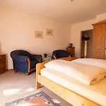 Gaestehaus Hellmer Отель Нойштадт-ан-дер-Вайнштрасе